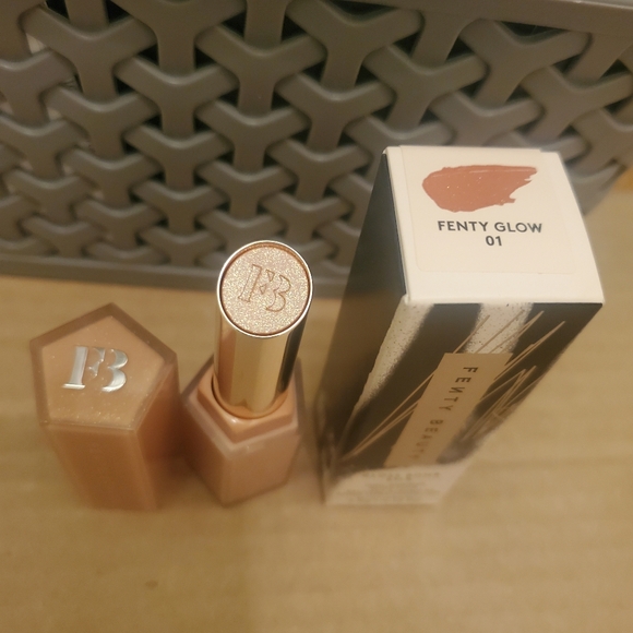 Fenty Beauty Gloss Bomb Stix High-Shine Gloss Stick FENTY GLOW - ROSE TAN. BNIB - Picture 3 of 6